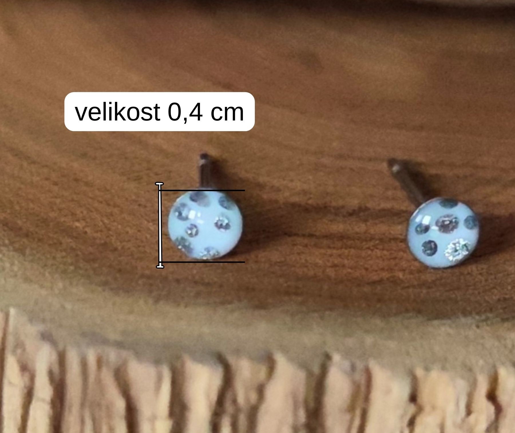 Malá velikost puntíkových náušnic.